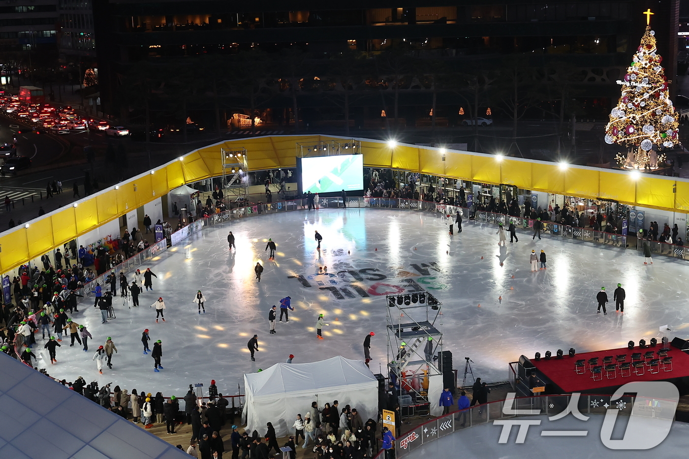 (서울=뉴스1) 김도우 기자 = 19일 오후 서울광장 스케이트장에서 시민들이 스케이트를 타며 즐거운 시간을 보내고 있다.이날 개장한 서울광장 스케이트장은 내년 2월 8일까지 52일 …