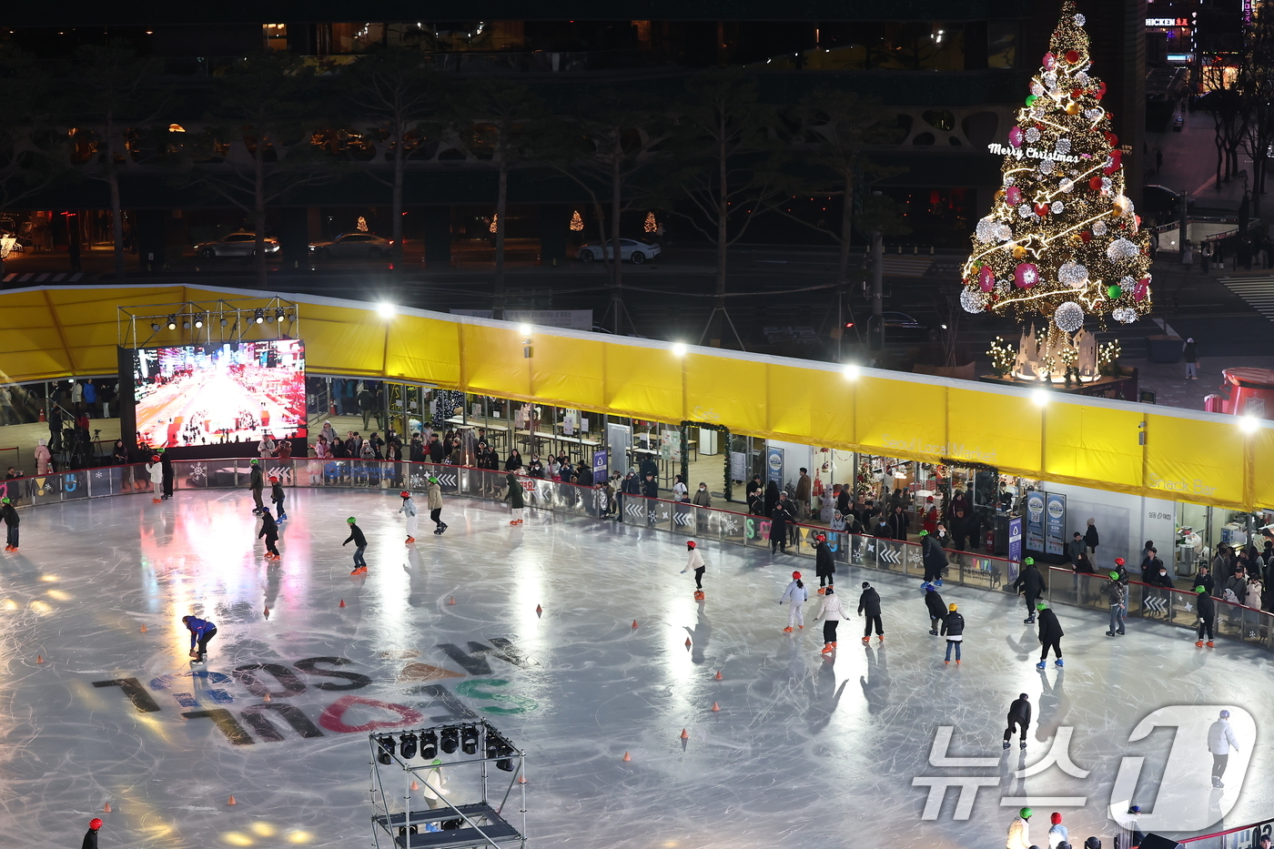 (서울=뉴스1) 김도우 기자 = 19일 오후 서울광장 스케이트장에서 시민들이 스케이트를 타며 즐거운 시간을 보내고 있다.이날 개장한 서울광장 스케이트장은 내년 2월 8일까지 52일 …
