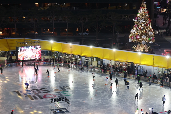 개장한 서울광장 스케이트장