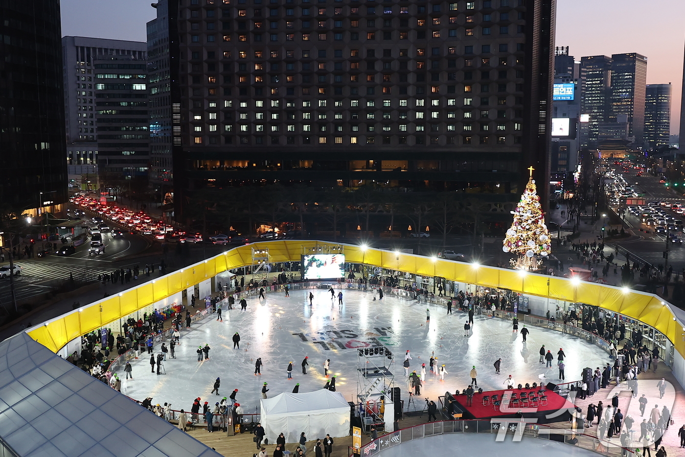 (서울=뉴스1) 김도우 기자 = 19일 오후 서울광장 스케이트장에서 시민들이 스케이트를 타며 즐거운 시간을 보내고 있다.이날 개장한 서울광장 스케이트장은 내년 2월 8일까지 52일 …