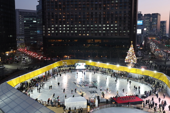 도심 속 스케이트 즐기는 시민들