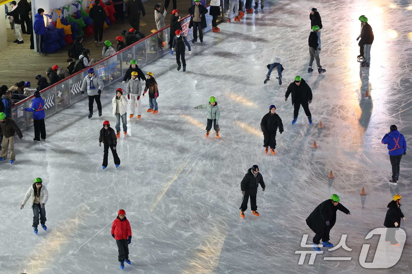 (서울=뉴스1) 김도우 기자 = 19일 오후 서울광장 스케이트장에서 시민들이 스케이트를 타며 즐거운 시간을 보내고 있다.이날 개장한 서울광장 스케이트장은 내년 2월 8일까지 52일 …