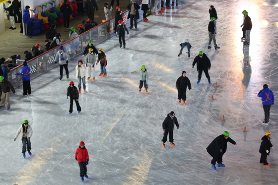 스케이트 즐기는 시민들