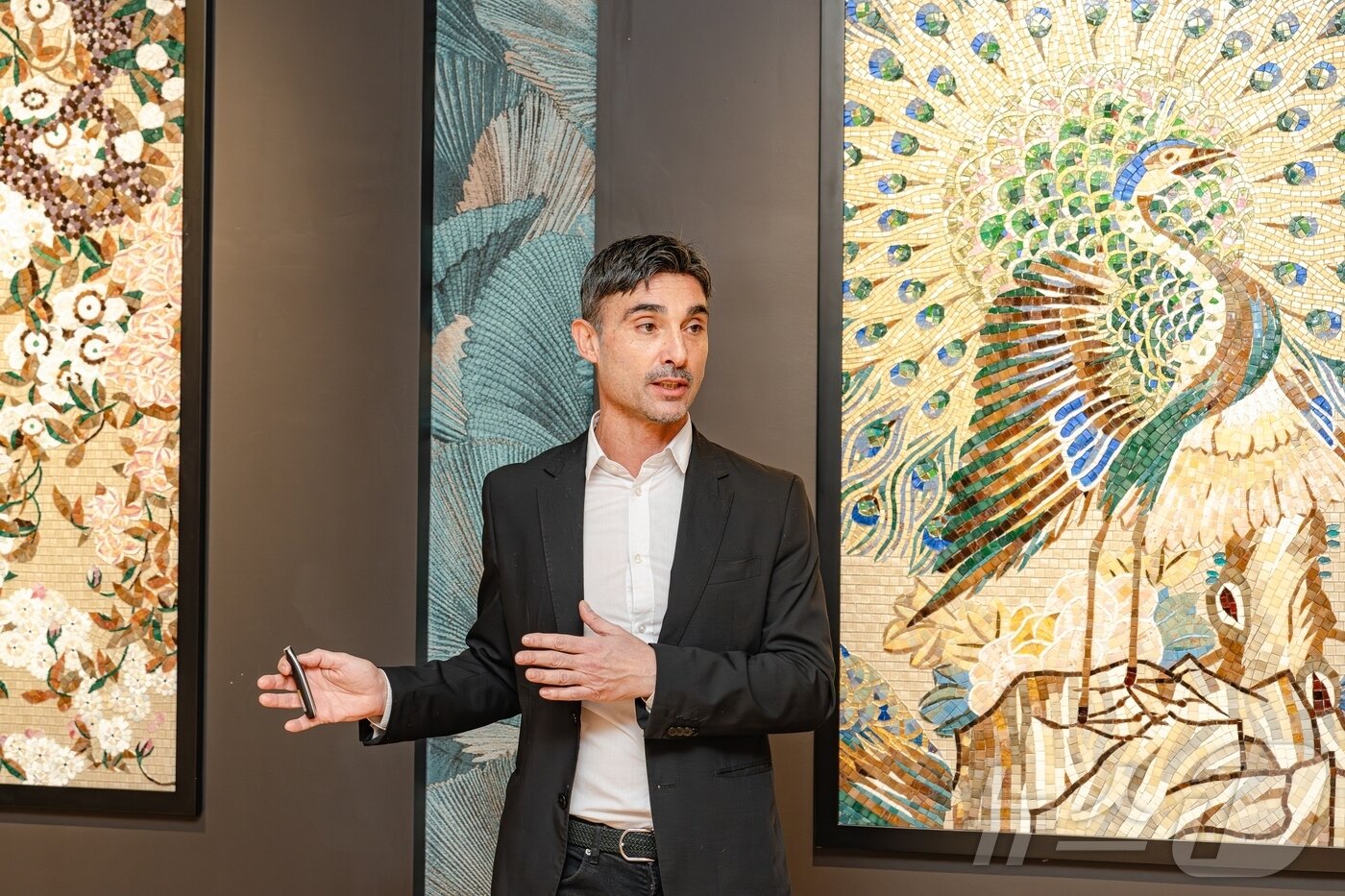 본문 이미지 - 모자이크 아트 오브제를 소개하는 몬티 총괄(시치스 제공)