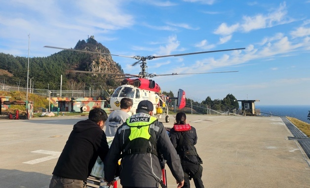 강풍 속 울릉도 응급환자 하늘길 이송…해경 헬기 긴급 투입