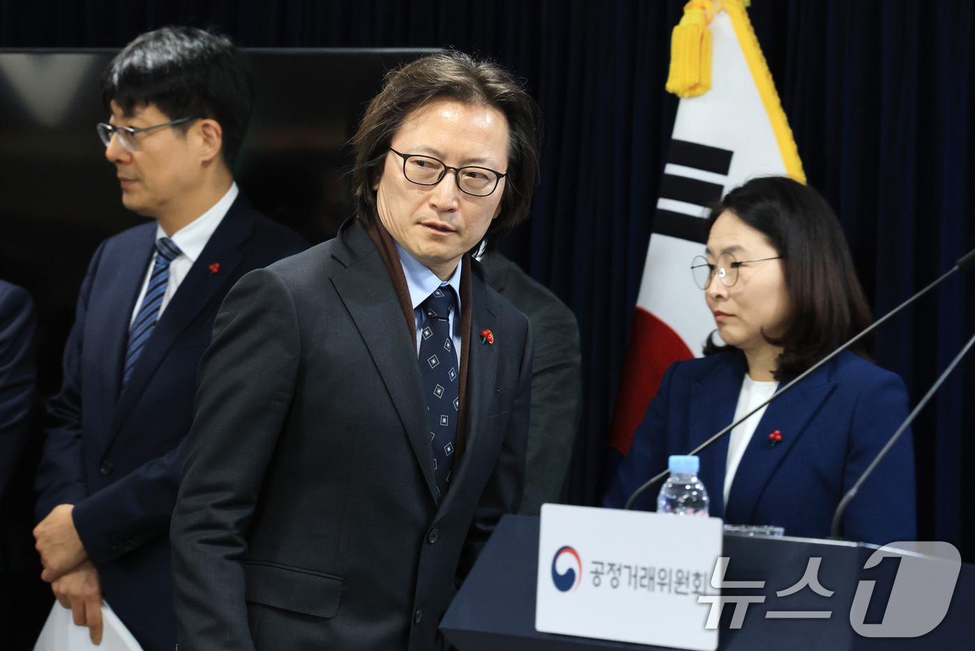 (서울=뉴스1) 임세영 기자 = 주병기 공정거래위원장이 19일 서울 종로구 정부서울청사에서 업무보고 사후 브리핑을 하기 위해 이동하고 있다. 2025.12.19/뉴스1