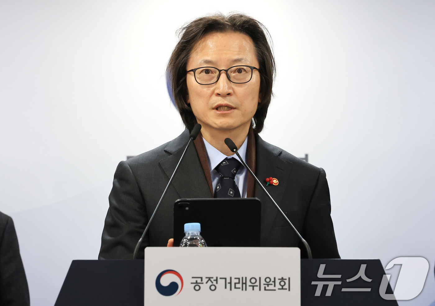 (서울=뉴스1) 임세영 기자 = 주병기 공정거래위원장이 19일 서울 종로구 정부서울청사에서 업무보고 사후 브리핑을 하고 있다. 2025.12.19/뉴스1