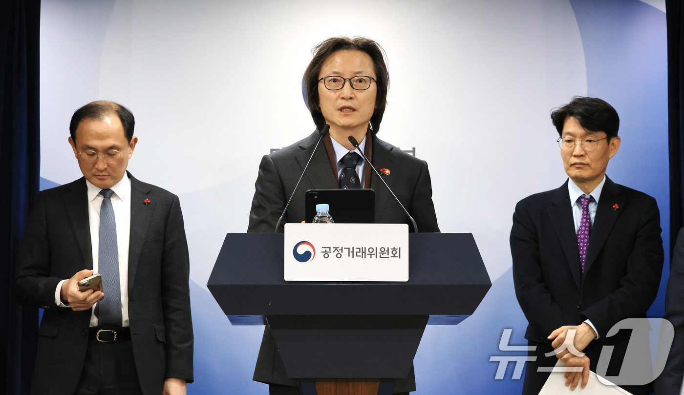 (서울=뉴스1) 임세영 기자 = 주병기 공정거래위원장이 19일 서울 종로구 정부서울청사에서 업무보고 사후 브리핑을 하고 있다. 2025.12.19/뉴스1