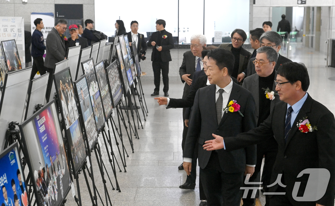 (수원=뉴스1) 경기사진공동취재단 = 19일 오후 경기 수원시 영통구 경기도청 로비에서 열린 '제29회 2025 경기지역 보도사진전' 개막식에서 고영인 경기도 경제부지사, 정윤경 …