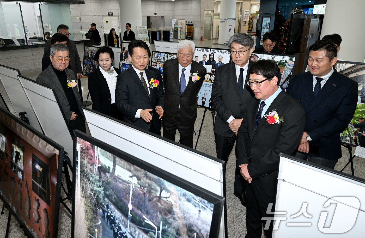 (수원=뉴스1) 경기사진공동취재단 = 19일 오후 경기 수원시 영통구 경기도청 로비에서 열린 '제29회 2025 경기지역 보도사진전' 개막식에서 고영인 경기도 경제부지사, 정윤경 …