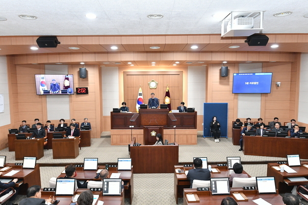 김해시의회, 민주당 퇴장 속 '국보법 폐지 반대·김정호 사퇴' 결의안