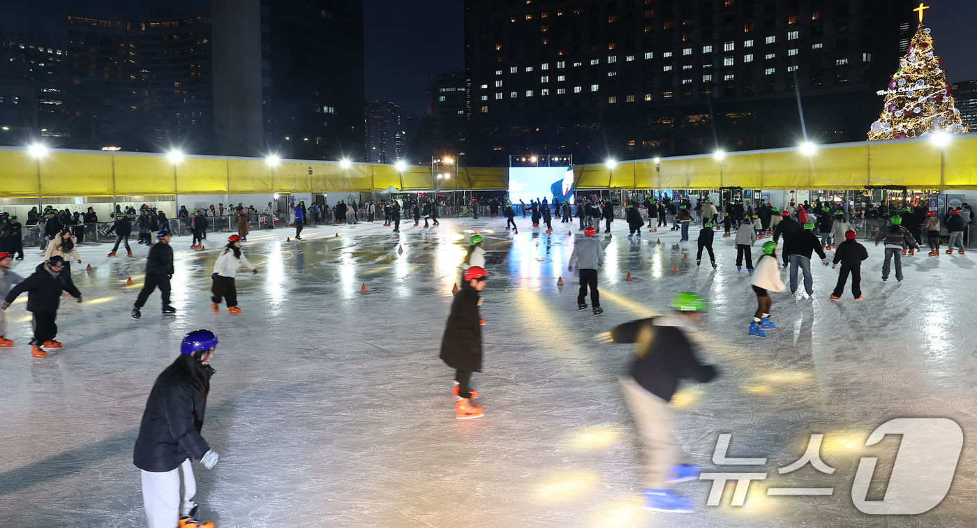 (서울=뉴스1) 김도우 기자 = 19일 오후 서울광장 스케이트장에서 시민들이 스케이트를 타며 즐거운 시간을 보내고 있다.이날 개장한 서울광장 스케이트장은 내년 2월 8일까지 52일 …