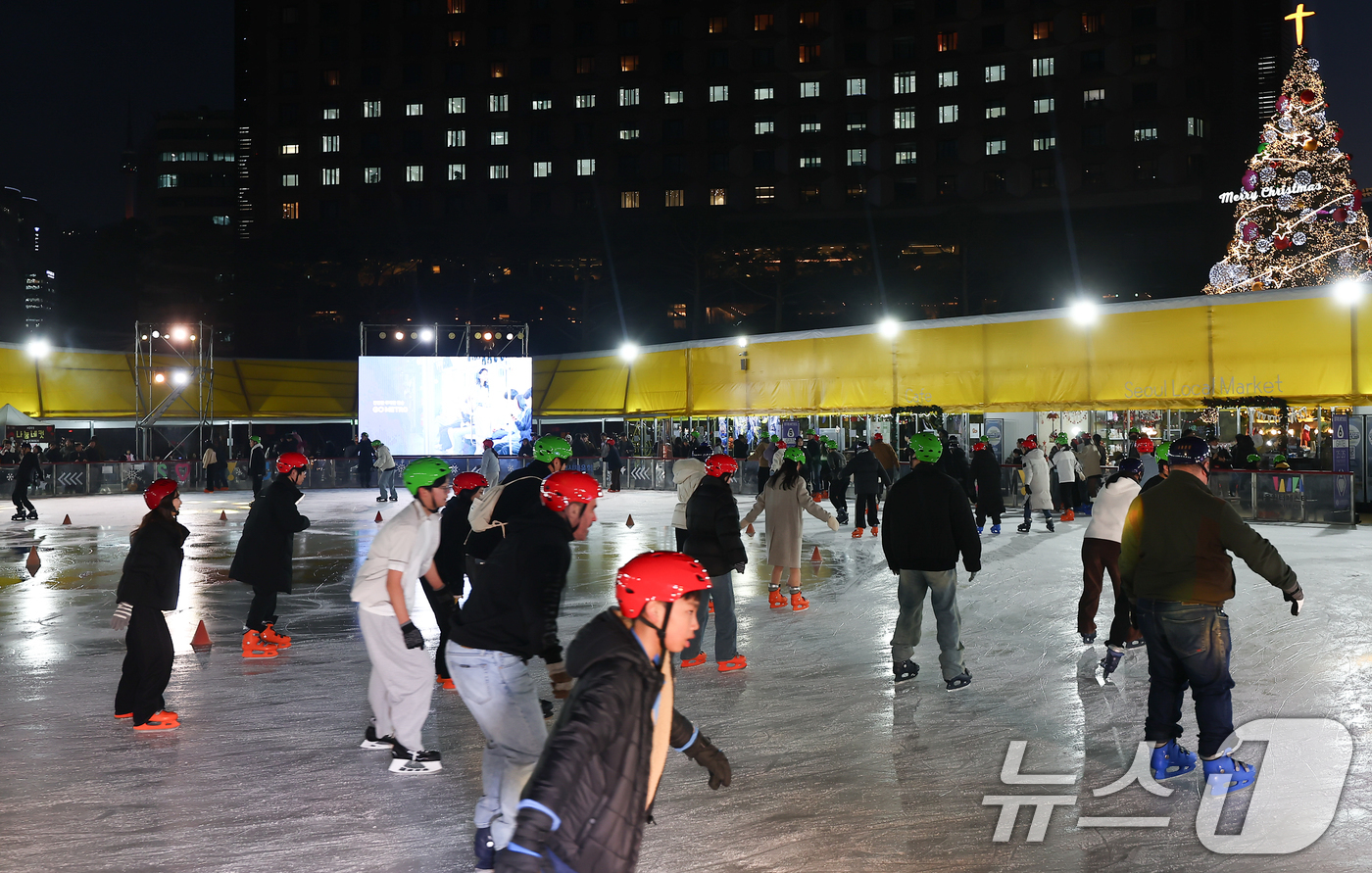 (서울=뉴스1) 김도우 기자 = 19일 오후 서울광장 스케이트장에서 시민들이 스케이트를 타며 즐거운 시간을 보내고 있다.이날 개장한 서울광장 스케이트장은 내년 2월 8일까지 52일 …