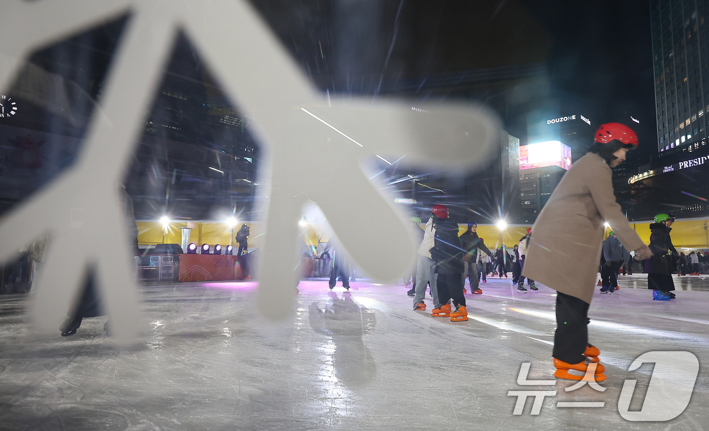 (서울=뉴스1) 김도우 기자 = 19일 오후 서울광장 스케이트장에서 시민들이 스케이트를 타며 즐거운 시간을 보내고 있다.이날 개장한 서울광장 스케이트장은 내년 2월 8일까지 52일 …
