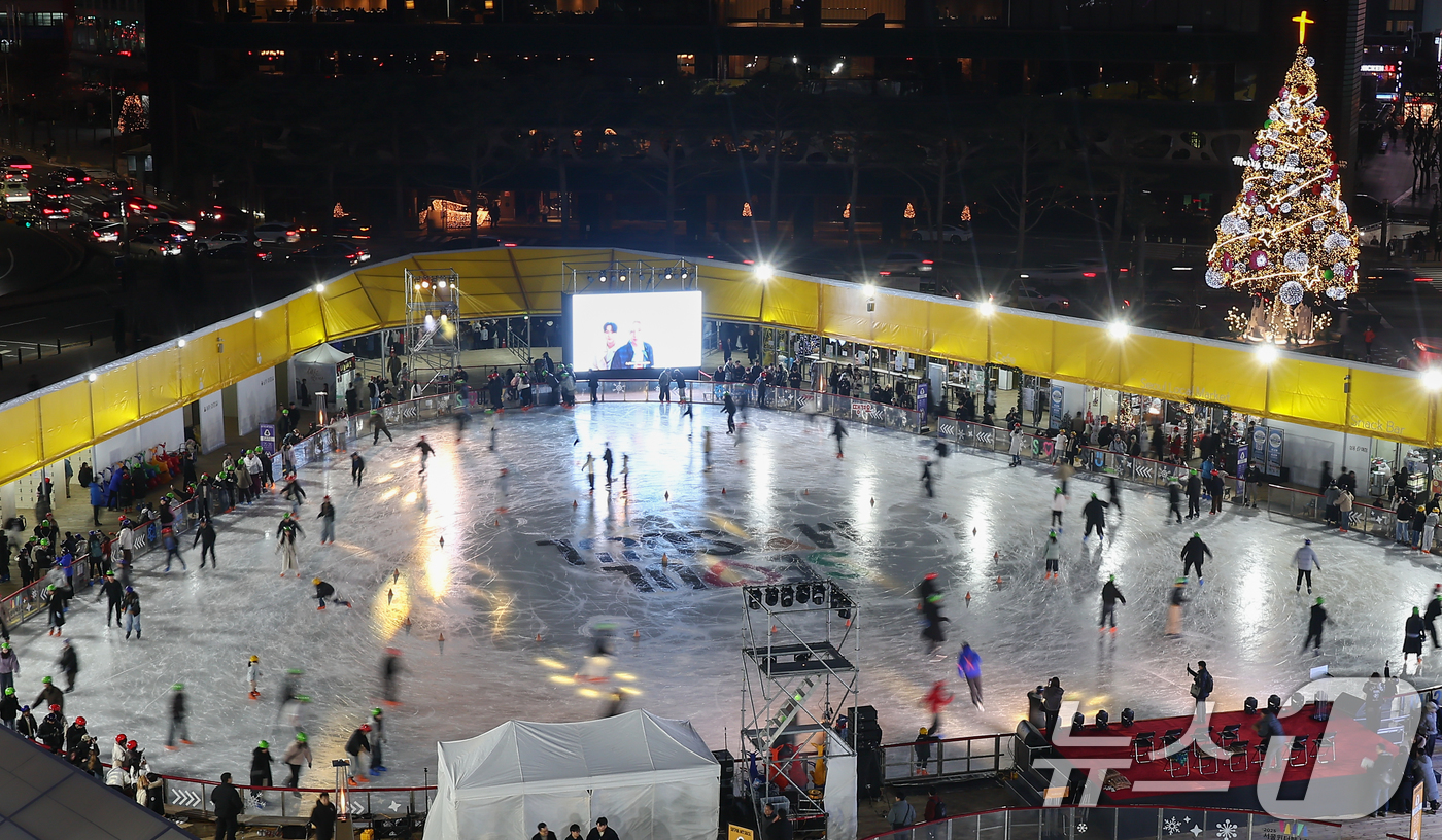 (서울=뉴스1) 김도우 기자 = 19일 오후 서울광장 스케이트장에서 시민들이 스케이트를 타며 즐거운 시간을 보내고 있다.이날 개장한 서울광장 스케이트장은 내년 2월 8일까지 52일 …