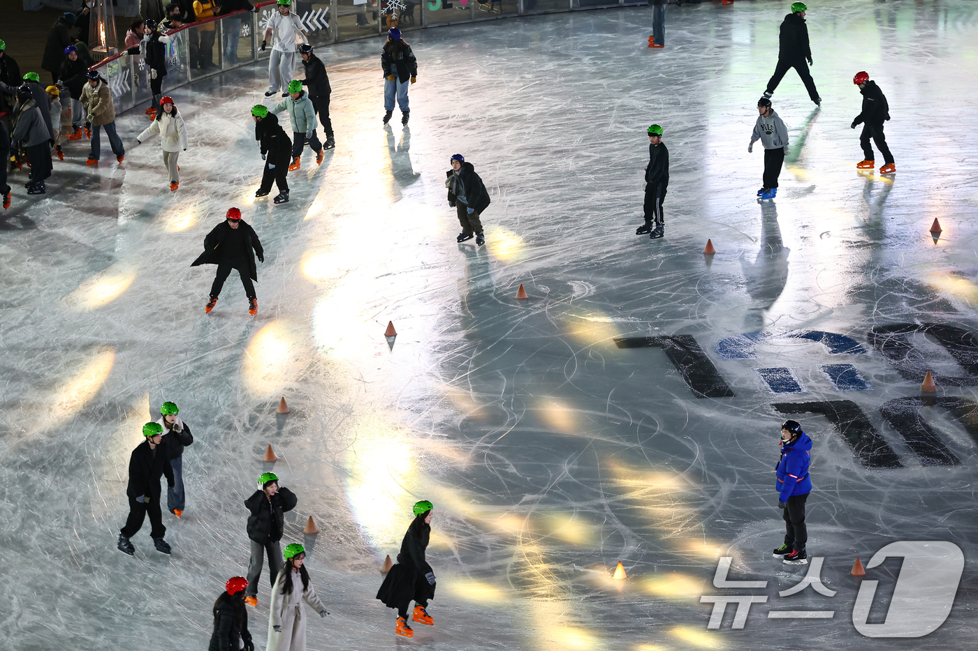 (서울=뉴스1) 김도우 기자 = 19일 오후 서울광장 스케이트장에서 시민들이 스케이트를 타며 즐거운 시간을 보내고 있다.이날 개장한 서울광장 스케이트장은 내년 2월 8일까지 52일 …