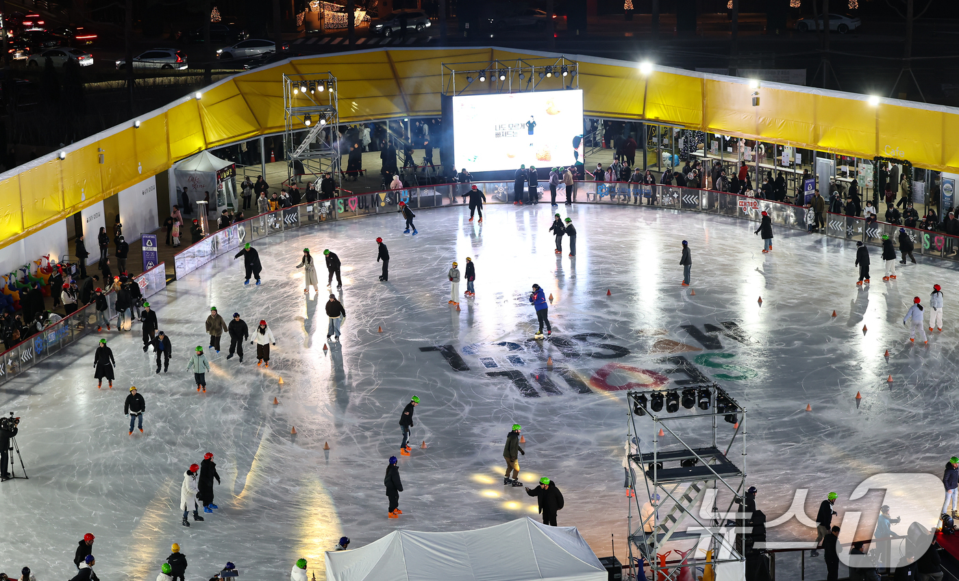 (서울=뉴스1) 김도우 기자 = 19일 오후 서울광장 스케이트장에서 시민들이 스케이트를 타며 즐거운 시간을 보내고 있다.이날 개장한 서울광장 스케이트장은 내년 2월 8일까지 52일 …