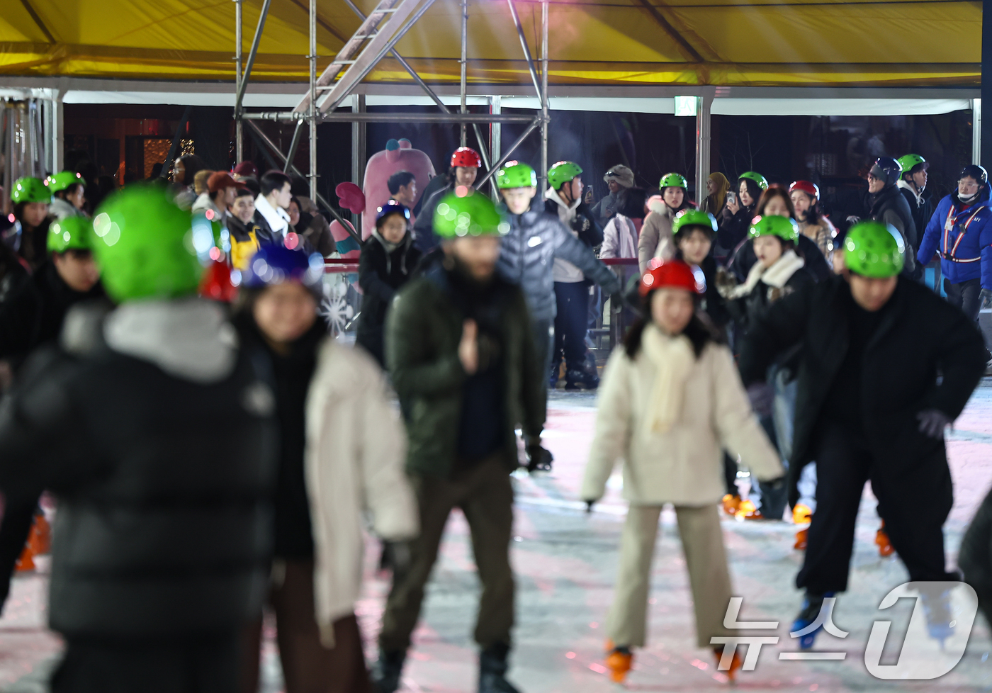 (서울=뉴스1) 김도우 기자 = 19일 오후 서울광장 스케이트장에서 시민들이 스케이트를 타며 즐거운 시간을 보내고 있다.이날 개장한 서울광장 스케이트장은 내년 2월 8일까지 52일 …