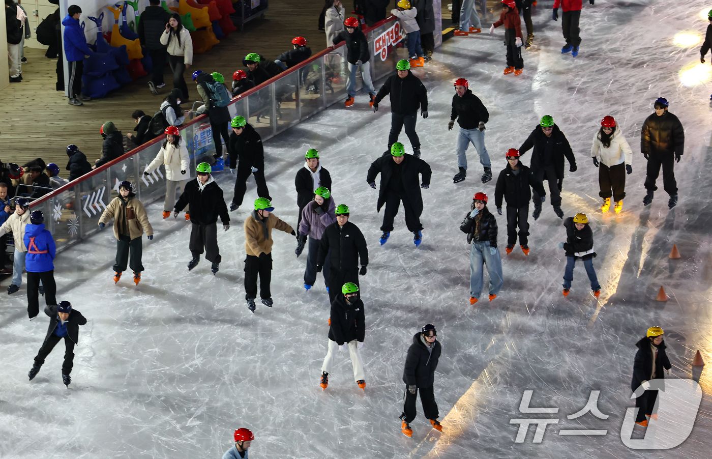 (서울=뉴스1) 김도우 기자 = 19일 오후 서울광장 스케이트장에서 시민들이 스케이트를 타며 즐거운 시간을 보내고 있다.이날 개장한 서울광장 스케이트장은 내년 2월 8일까지 52일 …