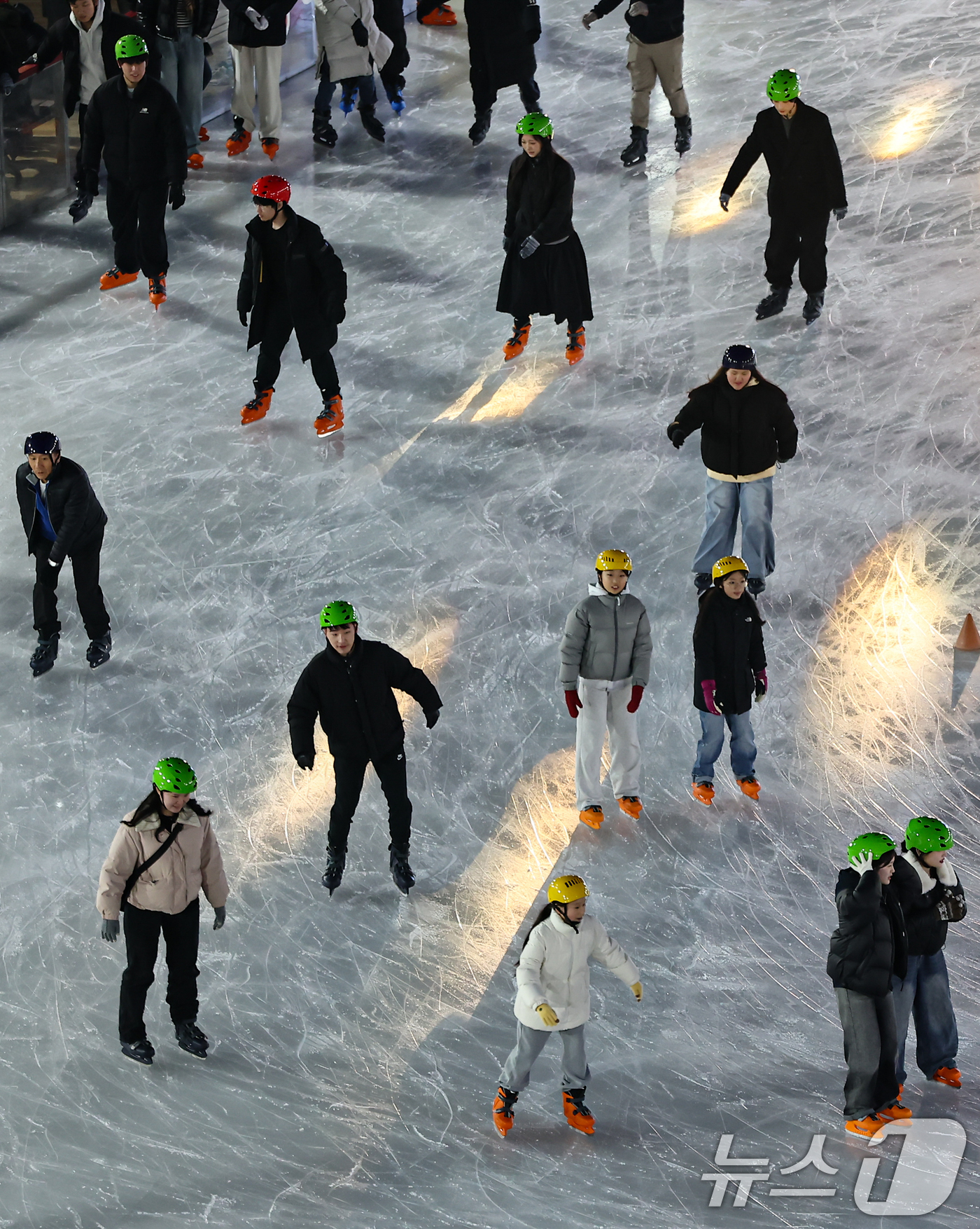 (서울=뉴스1) 김도우 기자 = 19일 오후 서울광장 스케이트장에서 시민들이 스케이트를 타며 즐거운 시간을 보내고 있다.이날 개장한 서울광장 스케이트장은 내년 2월 8일까지 52일 …