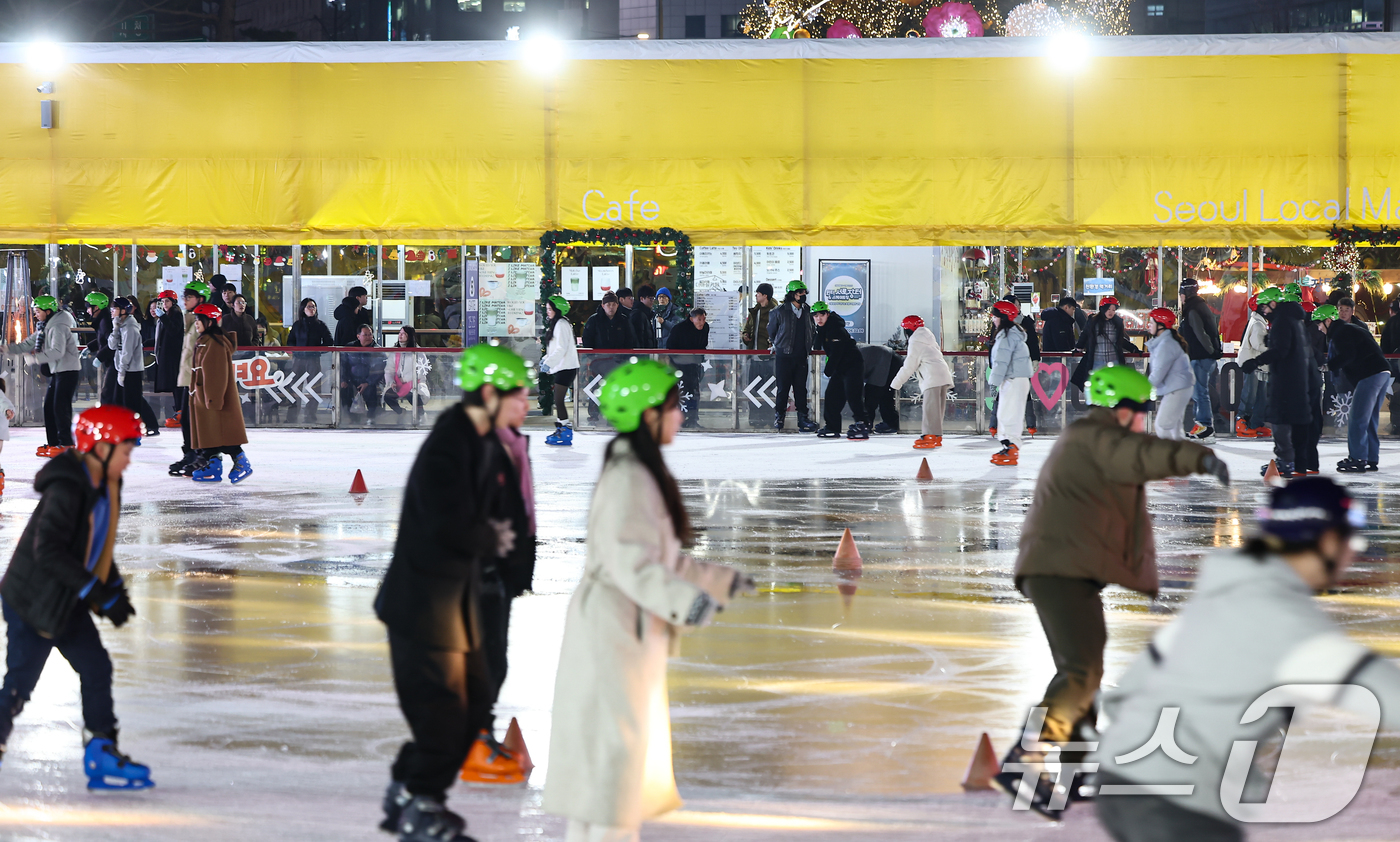 (서울=뉴스1) 김도우 기자 = 19일 오후 서울광장 스케이트장에서 시민들이 스케이트를 타며 즐거운 시간을 보내고 있다.이날 개장한 서울광장 스케이트장은 내년 2월 8일까지 52일 …