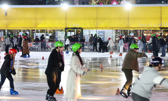 서울광장 스케이트장 개장 첫날