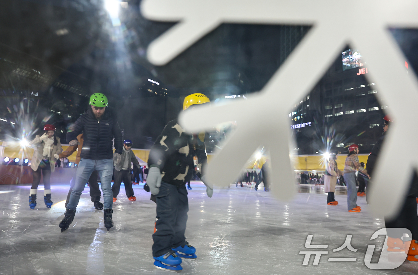 (서울=뉴스1) 김도우 기자 = 19일 오후 서울광장 스케이트장에서 시민들이 스케이트를 타며 즐거운 시간을 보내고 있다.이날 개장한 서울광장 스케이트장은 내년 2월 8일까지 52일 …