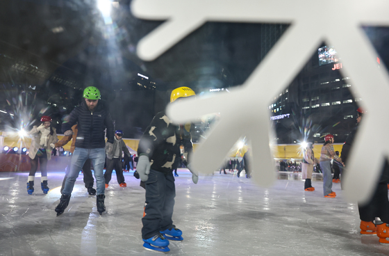 다시 찾아온 서울광장 스케이트장