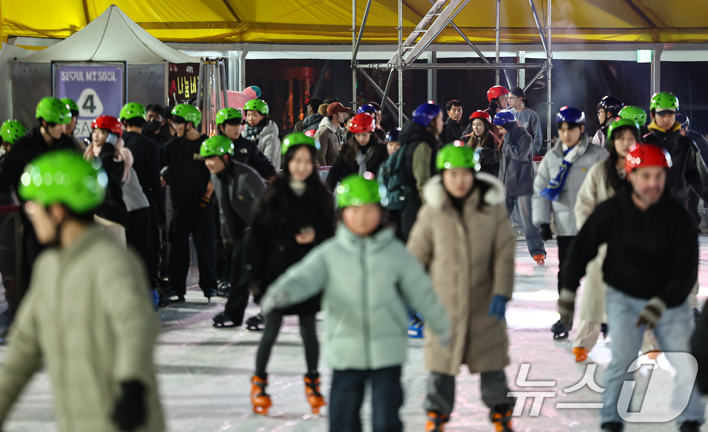 (서울=뉴스1) 김도우 기자 = 19일 오후 서울광장 스케이트장에서 시민들이 스케이트를 타며 즐거운 시간을 보내고 있다.이날 개장한 서울광장 스케이트장은 내년 2월 8일까지 52일 …