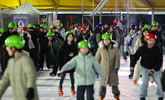 서울광장 스케이트장 개장 첫날