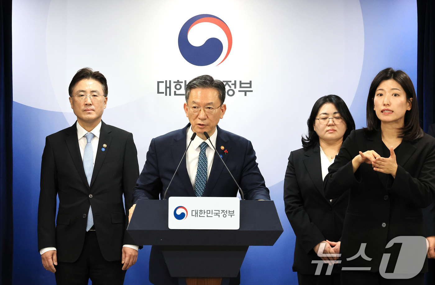 (서울=뉴스1) 임세영 기자 = 정성호 법무부 장관이 19일 서울 종로구 정부서울청사에서 업무보고 사후 브리핑을 하고 있다. 2025.12.19/뉴스1