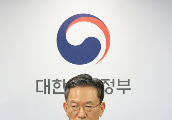 업무보고 사후 브리핑 나선 정성호 법무부 장관