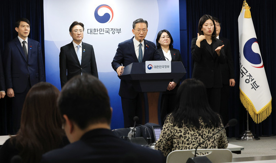 업무보고 사후 브리핑 나선 정성호 법무부 장관