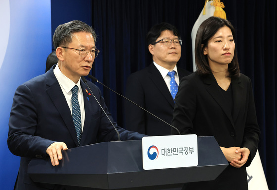 업무보고 사후 브리핑하는 정성호 법무부 장관