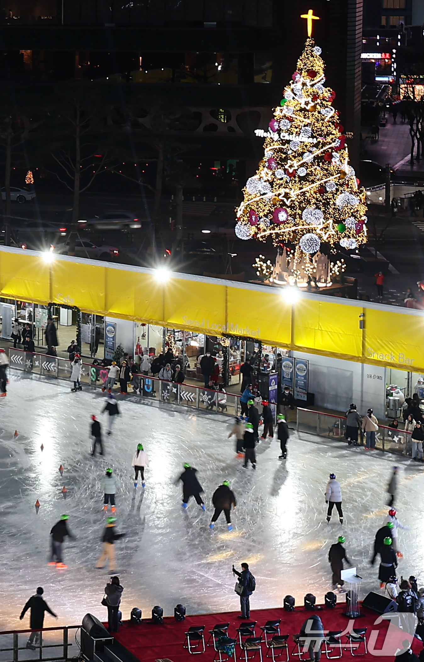 (서울=뉴스1) 김도우 기자 = 19일 오후 서울광장 스케이트장에서 시민들이 스케이트를 타며 즐거운 시간을 보내고 있다.이날 개장한 서울광장 스케이트장은 내년 2월 8일까지 52일 …