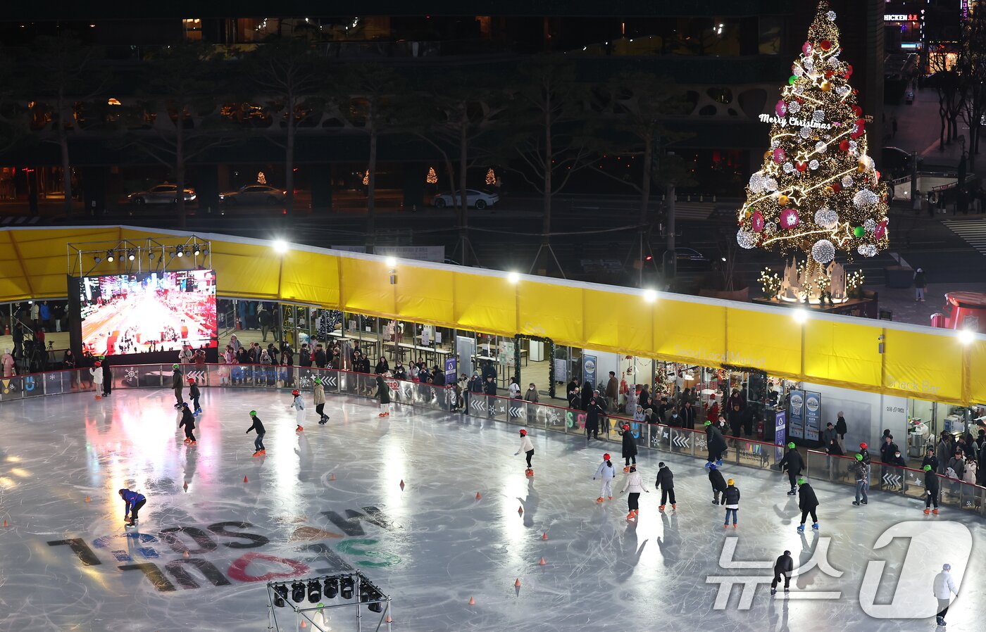 본문 이미지 - 19일 오후 서울광장 스케이트장에서 시민들이 스케이트를 타며 즐거운 시간을 보내고 있다. 이날 개장한 서울광장 스케이트장은 내년 2월 8일까지 52일 동안 운영한다. 2025.12.19 ⓒ 뉴스1 김도우 기자