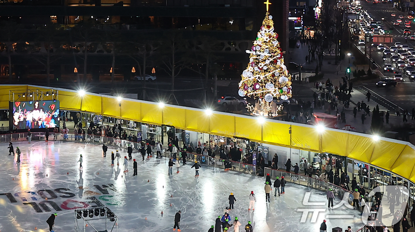 (서울=뉴스1) 김도우 기자 = 19일 오후 서울광장 스케이트장에서 시민들이 스케이트를 타며 즐거운 시간을 보내고 있다.이날 개장한 서울광장 스케이트장은 내년 2월 8일까지 52일 …