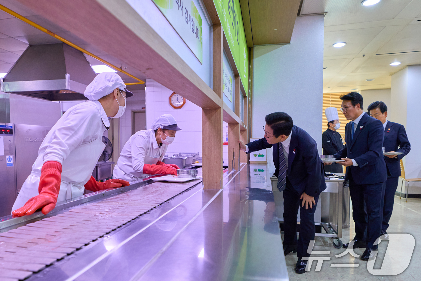 (서울=뉴스1) 허경 기자 = 외교부·통일부 업무보고를 마친 이재명 대통령이 19일 서울 종로구 정부서울청사 별관 구내식당에서 점심식사를 마친 뒤 여사님들과 대화하고 있다. (대통 …