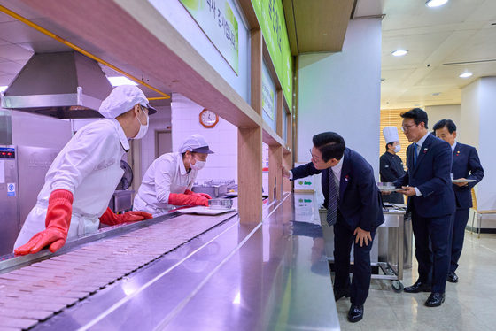 구내식당 여사님들과 대화하는 이재명 대통령