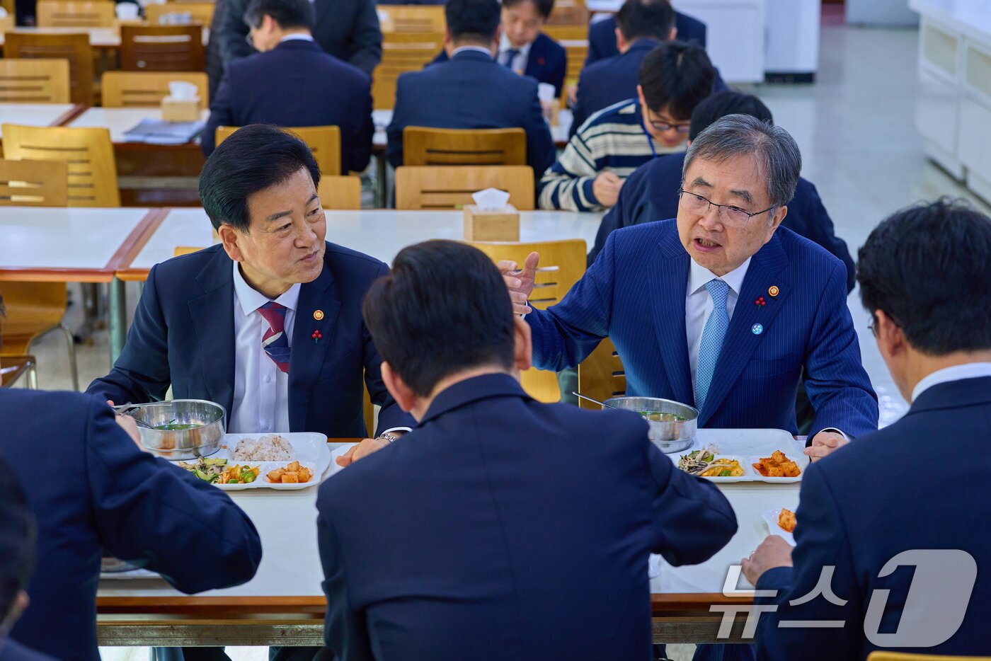 본문 이미지 - 외교부·통일부 업무보고를 마친 이재명 대통령이 19일 서울 종로구 정부서울청사 별관 구내식당에서 조현 외교부 장관, 정동영 통일부 장관과 점심식사를 하고 있다. (대통령실 제공. 재판매 및 DB 금지) 2025.12.19/뉴스1 ⓒ News1 허경 기자