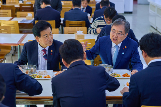 조현·정동영 장관과 점심식사하는 이재명 대통령