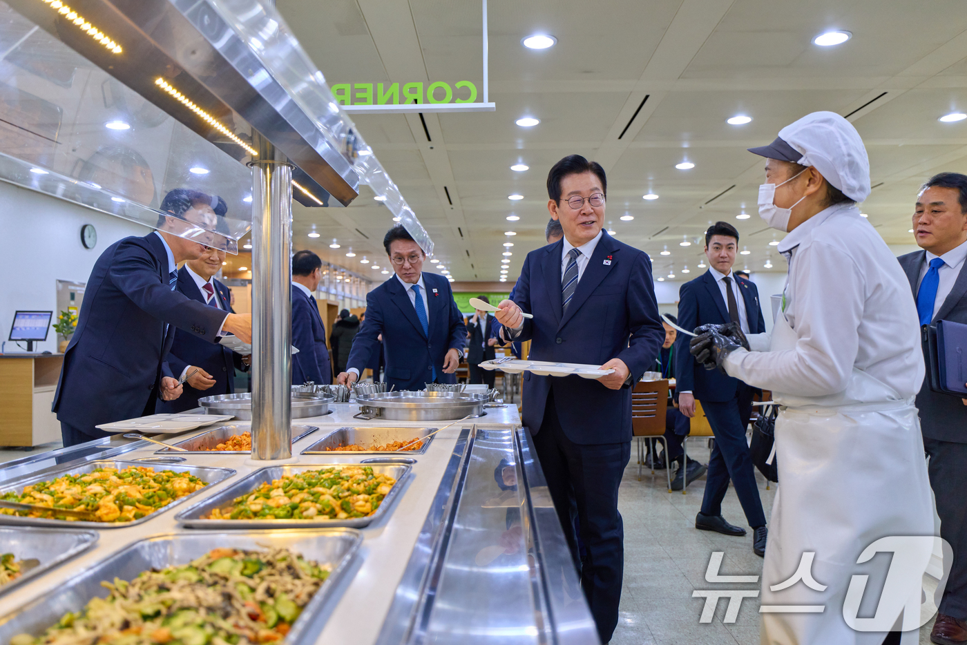 (서울=뉴스1) 허경 기자 = 외교부·통일부 업무보고를 마친 이재명 대통령이 19일 서울 종로구 정부서울청사 별관 구내식당에서 점심식사를 하고 있다. (대통령실 제공. 재판매 및 …