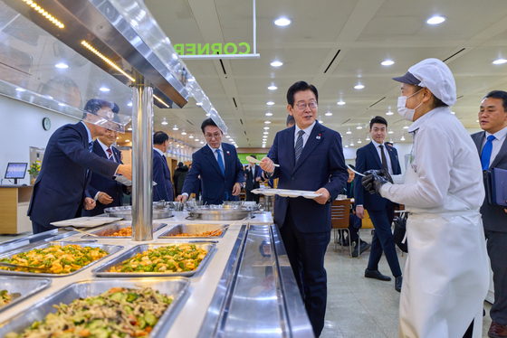 정부청사 별관 구내식당 찾은 이재명 대통령