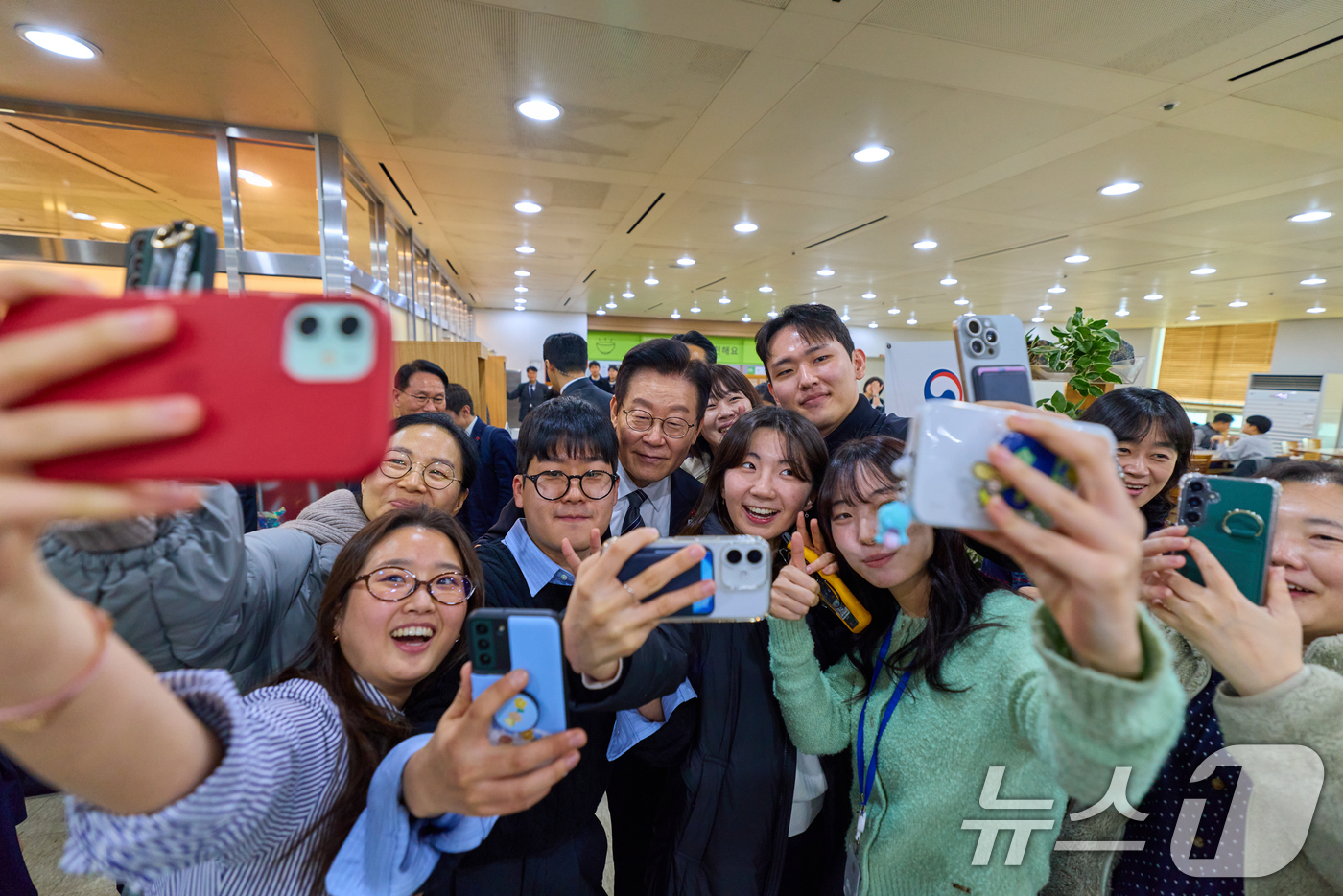 (서울=뉴스1) 허경 기자 = 이재명 대통령이 외교부·통일부 업무보고를 마친 뒤 점심식사를 하기 위해 19일 서울 종로구 정부서울청사 별관 구내식당을 찾아 직원들과 기념촬영을 하고 …