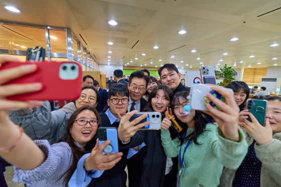 직원들과 기념촬영하는 이재명 대통령