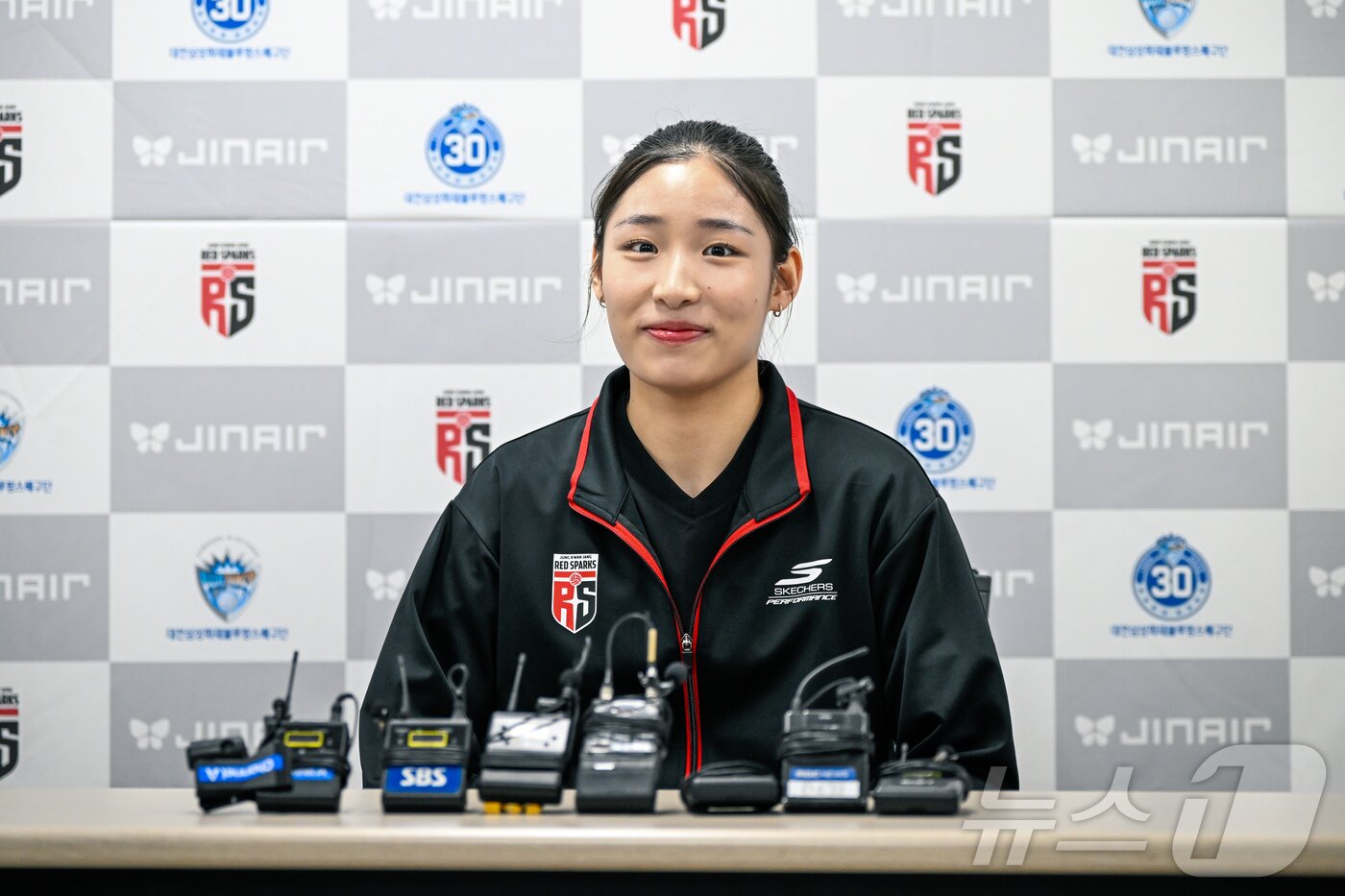 본문 이미지 - 프로 입단 기자회견을 하고 있는 정관장 인쿠시(정관장 제공) ⓒ News1 안영준 기자