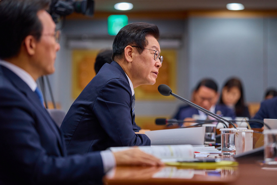 '6일 1682분' 업무보고 생중계…李대통령 '사이다' 국정운영 명암