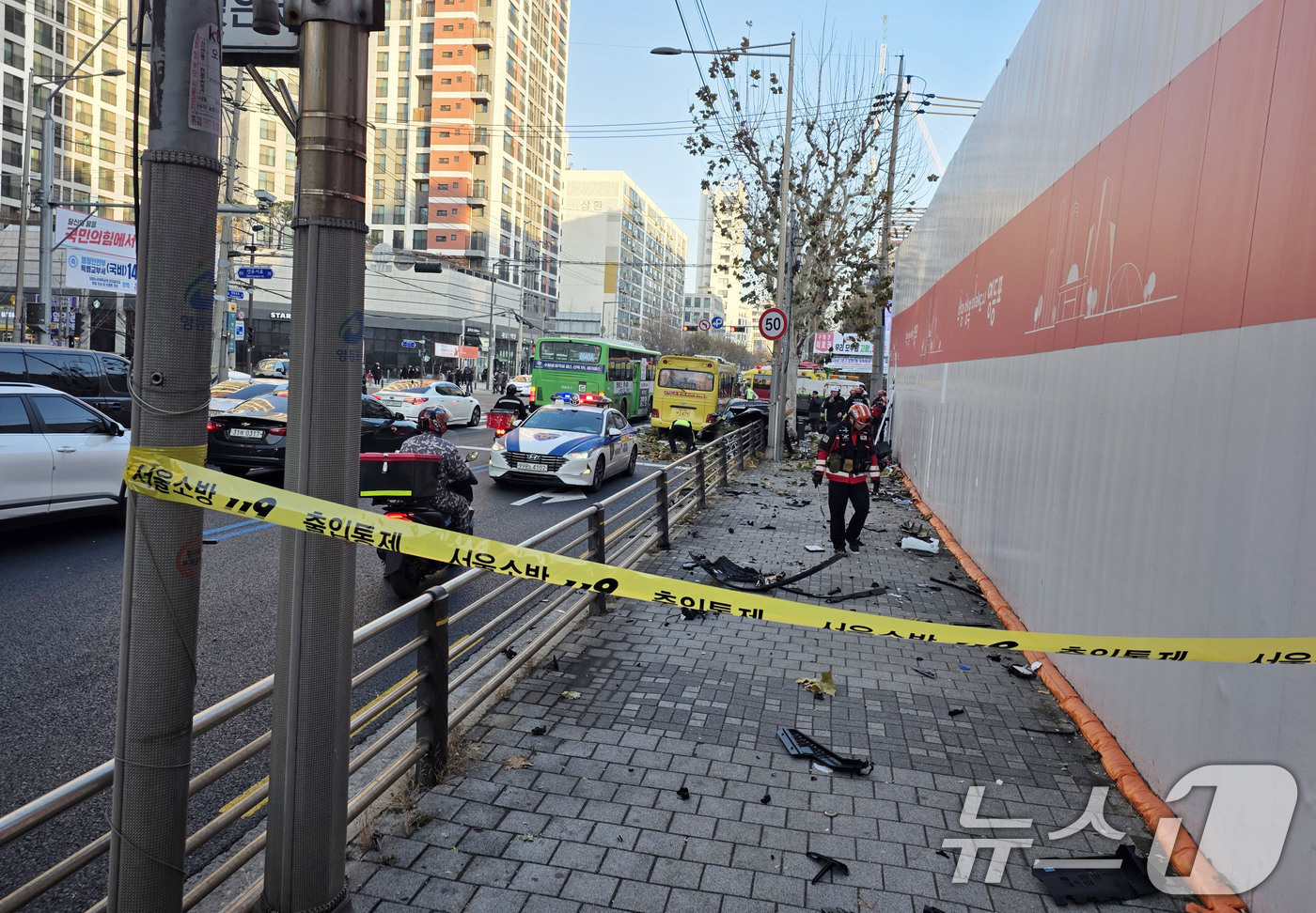 (서울=뉴스1) = 19일 오후 3시 25분쯤 서울 양평역 근처의 도로에서 승용차 1대가 학원버스와 가로수를 들이받는 사고 가 발생해 승용차 운전자가 숨지고 학원버스에 타고 있던 …