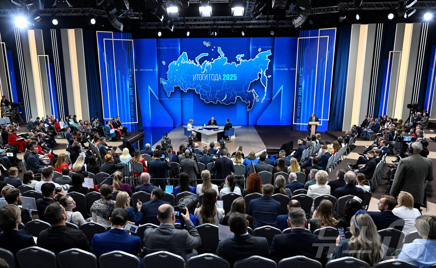 본문 이미지 - 연말 기자회견하는 푸틴 러시아 대통령. 2025.12.19. ⓒ 로이터=뉴스1 ⓒ News1 이지예 객원기자