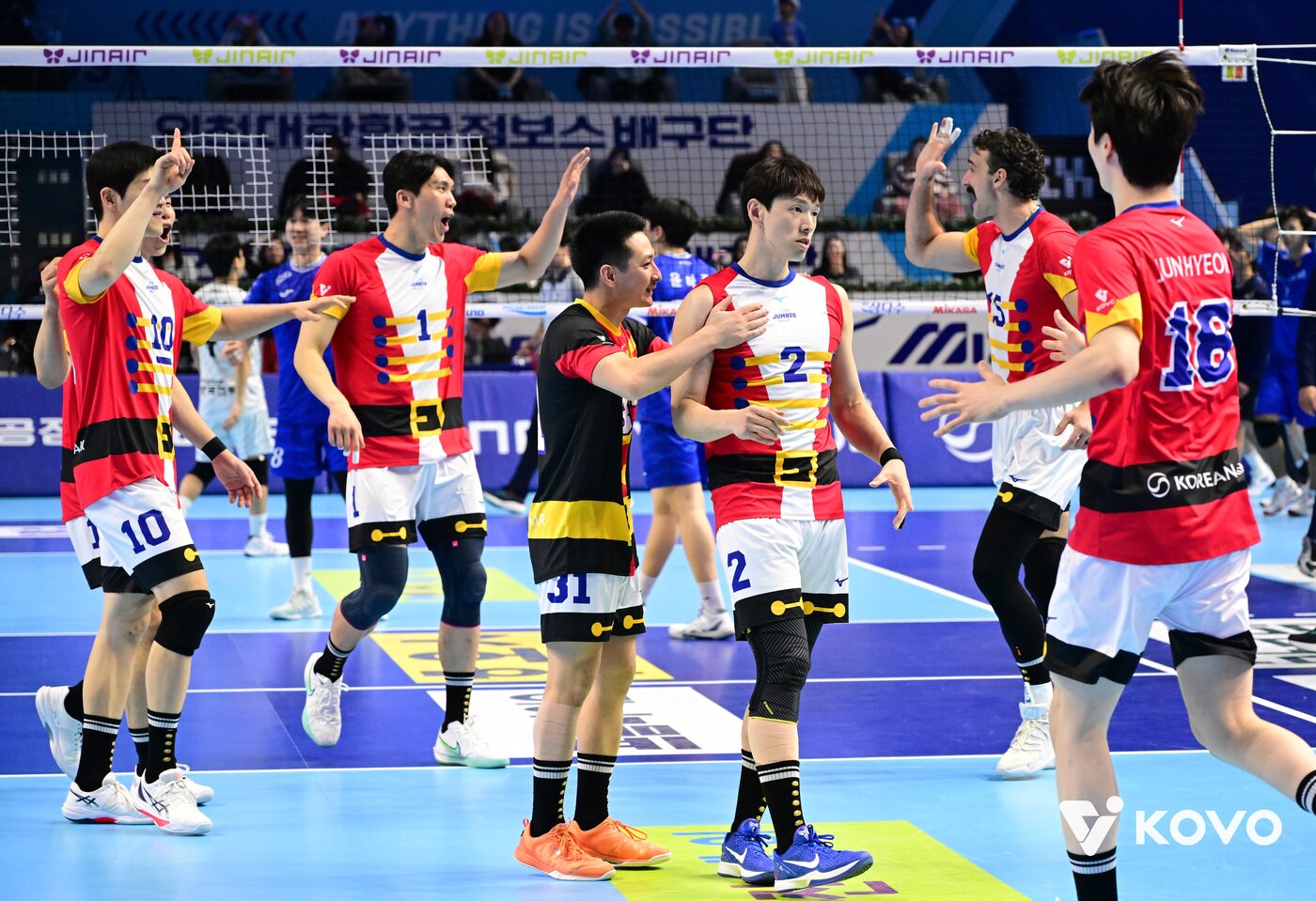 본문 이미지 -  산타로 변신한 대한항공 선수들(KOVO제공)